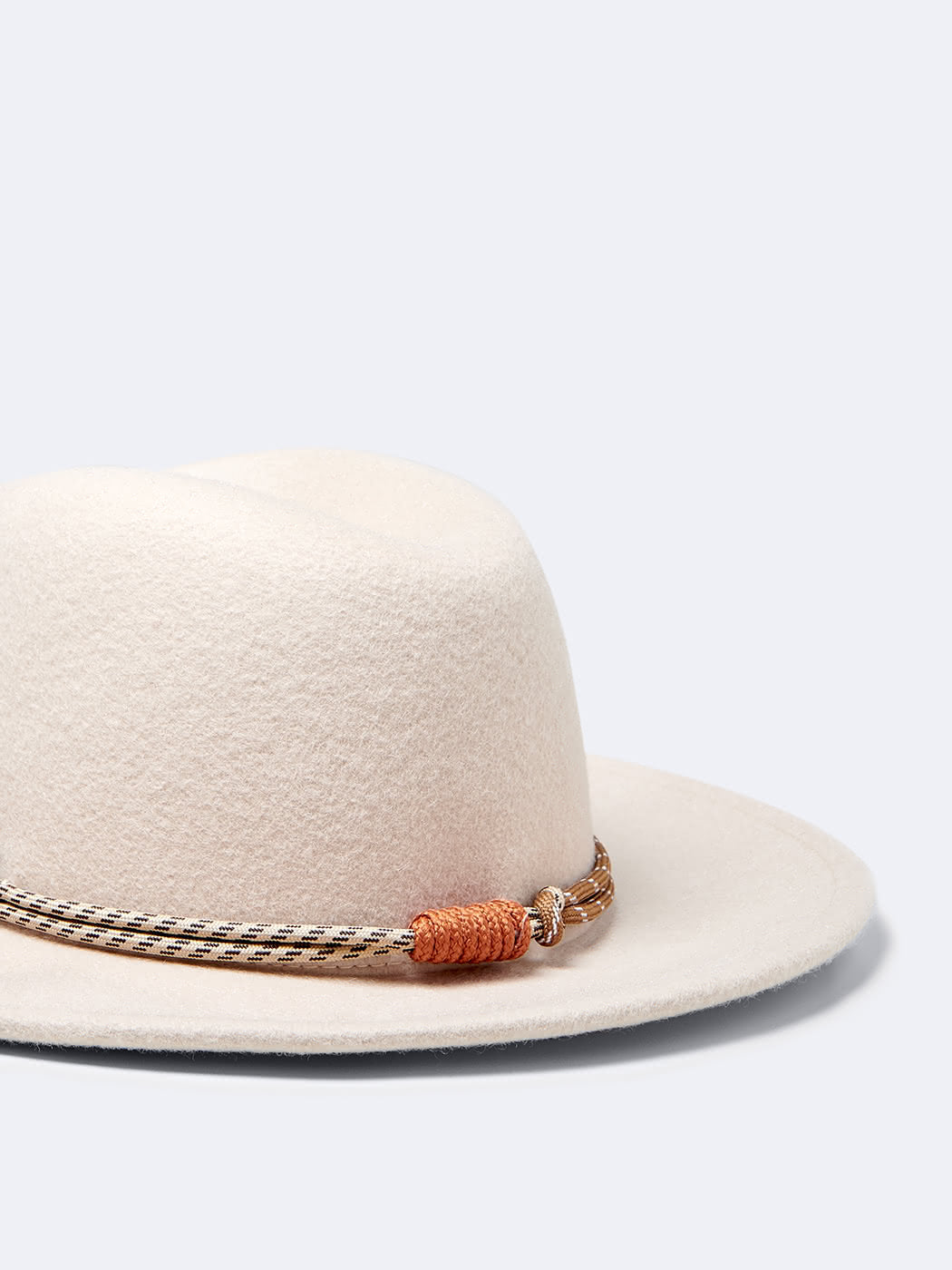 Chapeau en laine avec une cordelette - DEVRED 1902